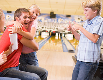 Eine Familie macht es sich beim bowlingspielen gemütlich