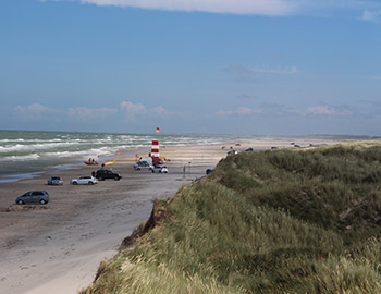 Der Strand in Tversted mit dem Rettungsschwimmerturm