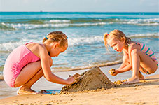 Kinder spielen am Strand an der  Nordsee