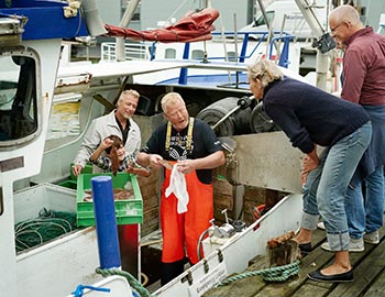 Fischer bieten Fisch vom Boot an im Hafen von Hirtshals
