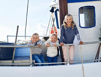 Kinder an Bord eines Fischkutters